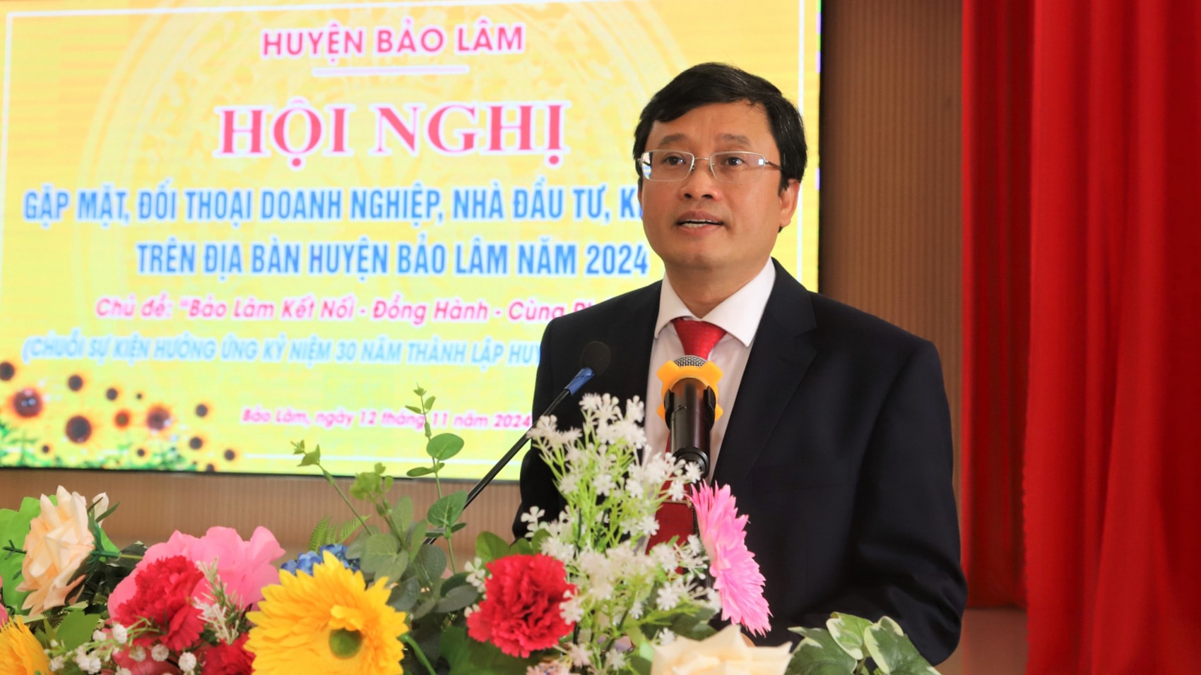 Chủ tịch UBND huyện Bảo Lâm Trương Hoài Minh thông tin về tình hình phát triển kinh tế - xã hội, kết quả đầu tư trên địa bàn huyện