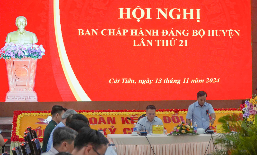 Các đồng chí chủ trì hội nghị
