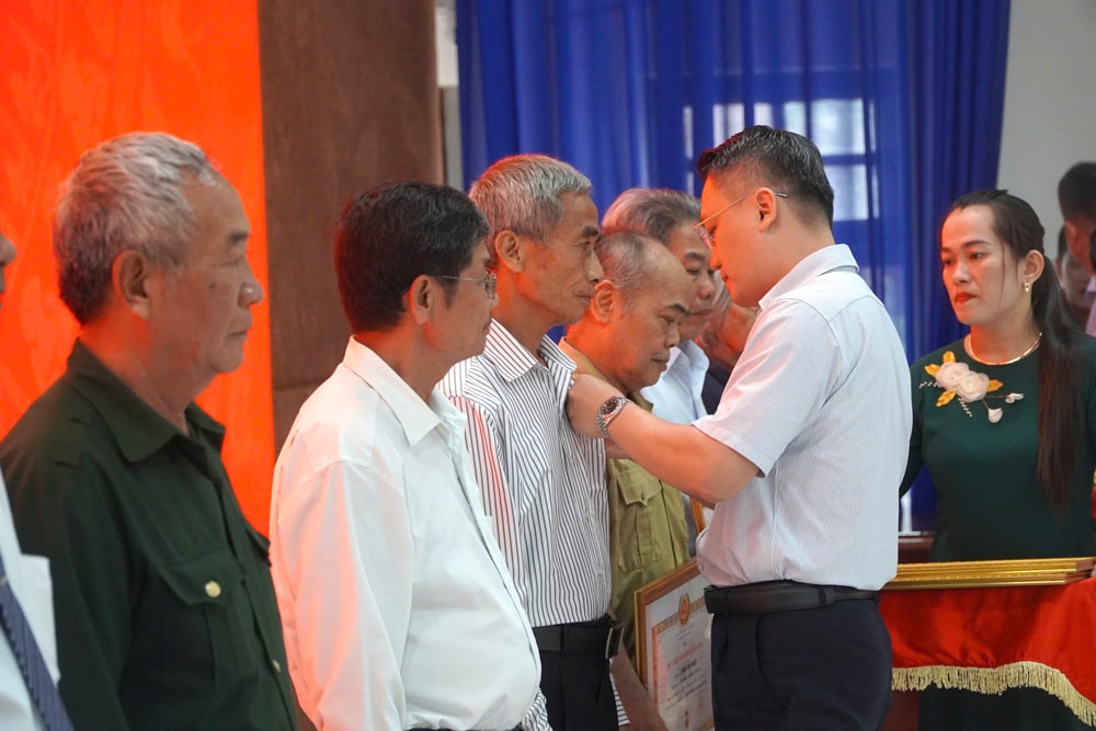 Đồng chí Nguyễn Tiến Dũng – Bí thư Huyện ủy Cát Tiên trao Huy hiệu Đảng cho các đảng viên