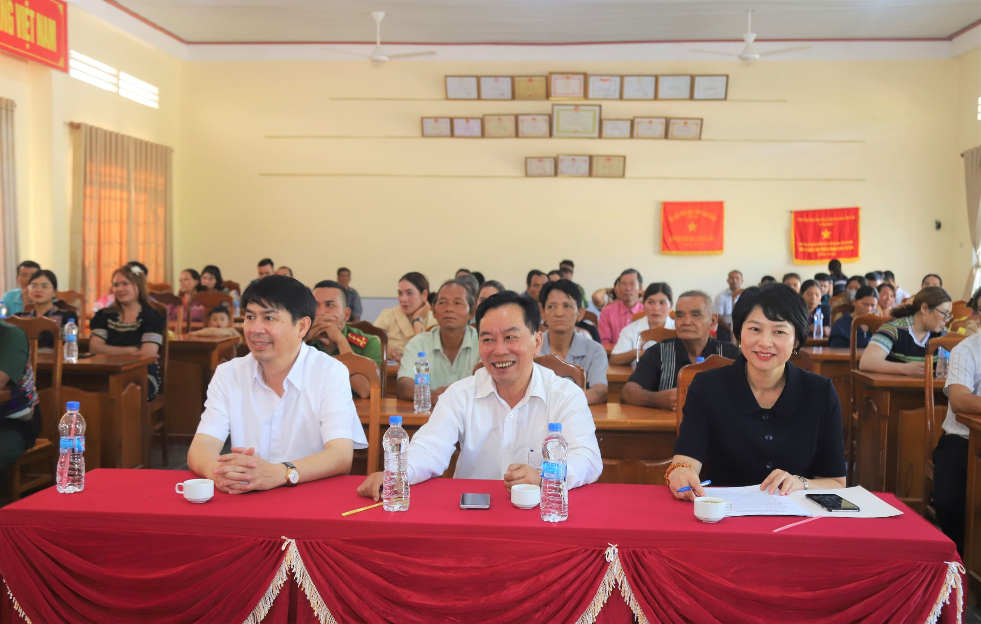 Đồng chí Phạm Thị Phúc - Phó Bí thư Tỉnh ủy, Chủ tịch HĐND tỉnh Lâm Đồng cùng các đại biểu dự Ngày hội Đại đoàn kết toàn dân tộc tại thôn Phước Dũng (xã Phước Lộc)