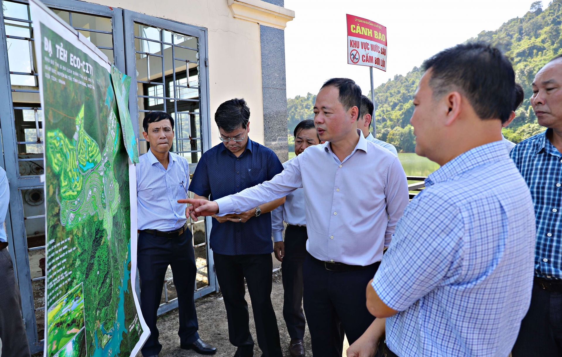 Chủ tịch UBND tỉnh Trần Hồng Thái kiểm tra hồ Đạ Tẻh, nơi quy hoạch Khu đô thị du lịch sinh thái hồ Đạ Tẻh 