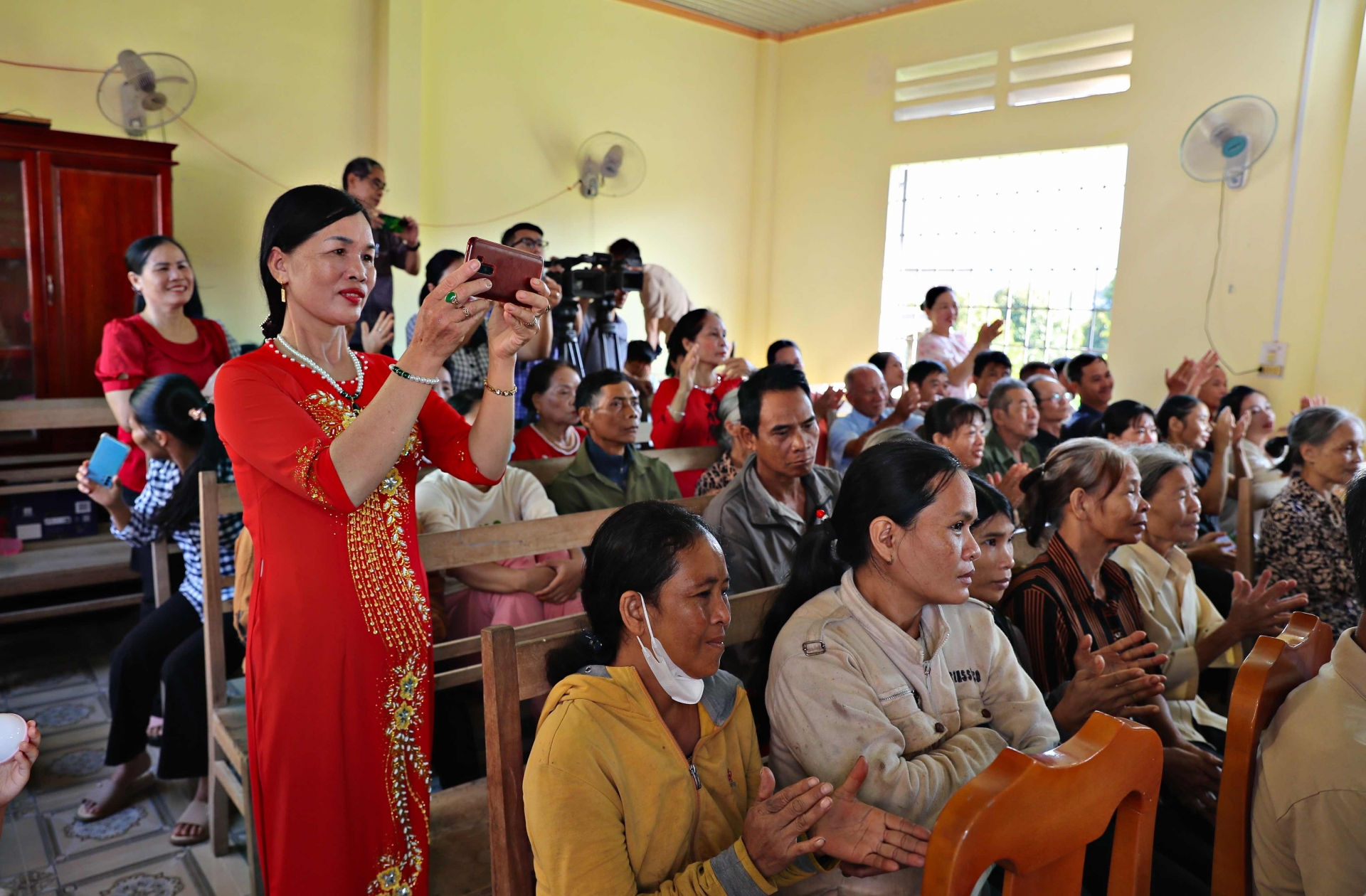 Bà con Nhân dân thôn Xuân Thành, xã Đạ Pal, huyện Đạ tẻh  tham gia ngày Đại đoàn kết toàn dân tộc 