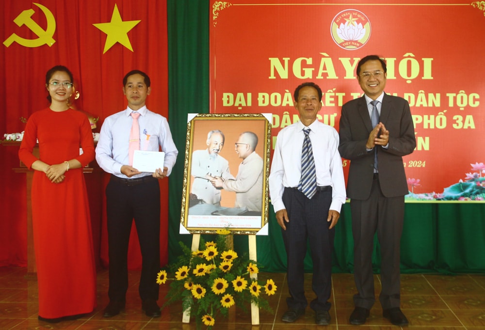 Đồng chí Tôn Thiện Đồng - Bí thư Thành ủy Bảo Lộc tặng ảnh Bác Hồ và Bác Tôn cho cán bộ và Nhân dân Tổ dân phố 3A