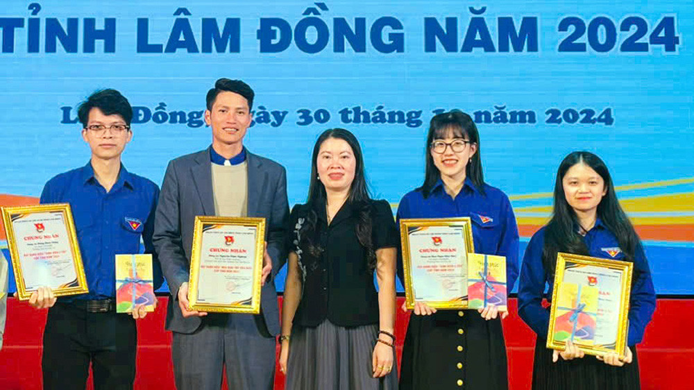 Hội Sinh viên Trường Đại học Đà Lạt vừa được Tỉnh Đoàn Lâm Đồng tuyên dươngđiển hình tiên tiến làm theo lời Bác