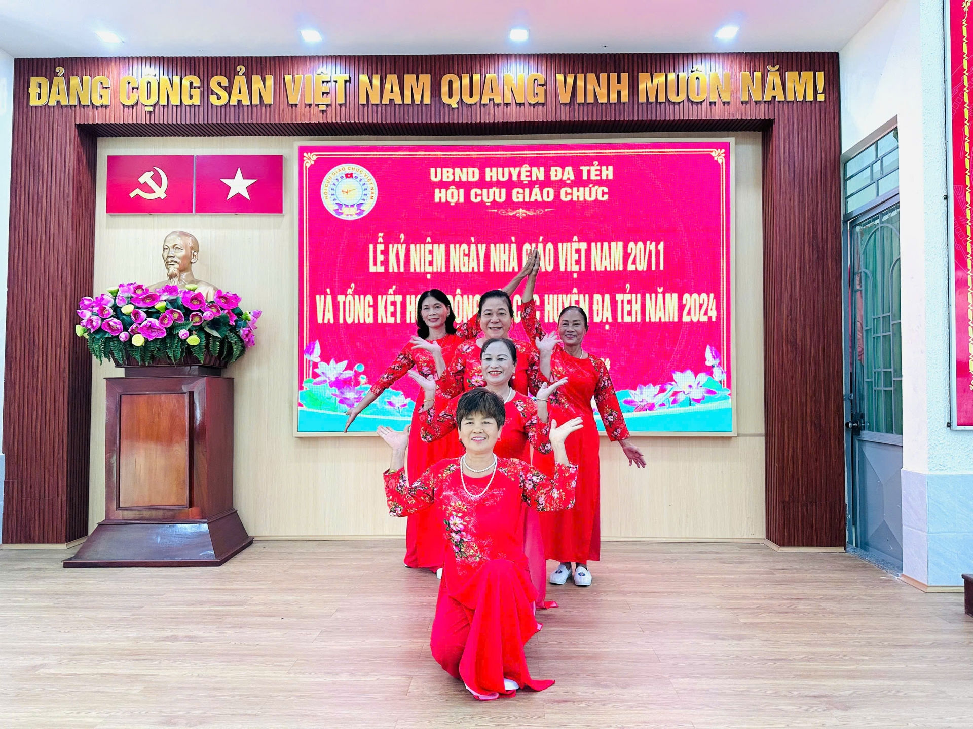 Tiết mục văn nghệ của các cựu giáo chức biểu diễn tại Lễ kỷ niệm