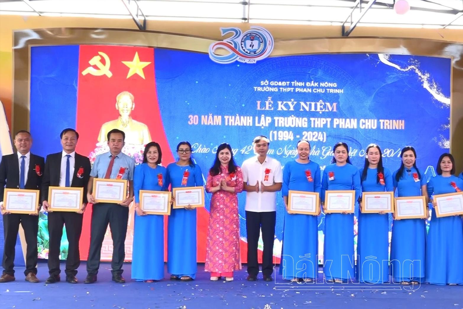 n-chu-trinh-vi-da-co-thanh-tich-xuat-sac-trong-qua-trinh-xay-dung-va-phat-trien-nha-truong-nhan-dip-ky-niem-30-nam-thanh-lap(1).jpg