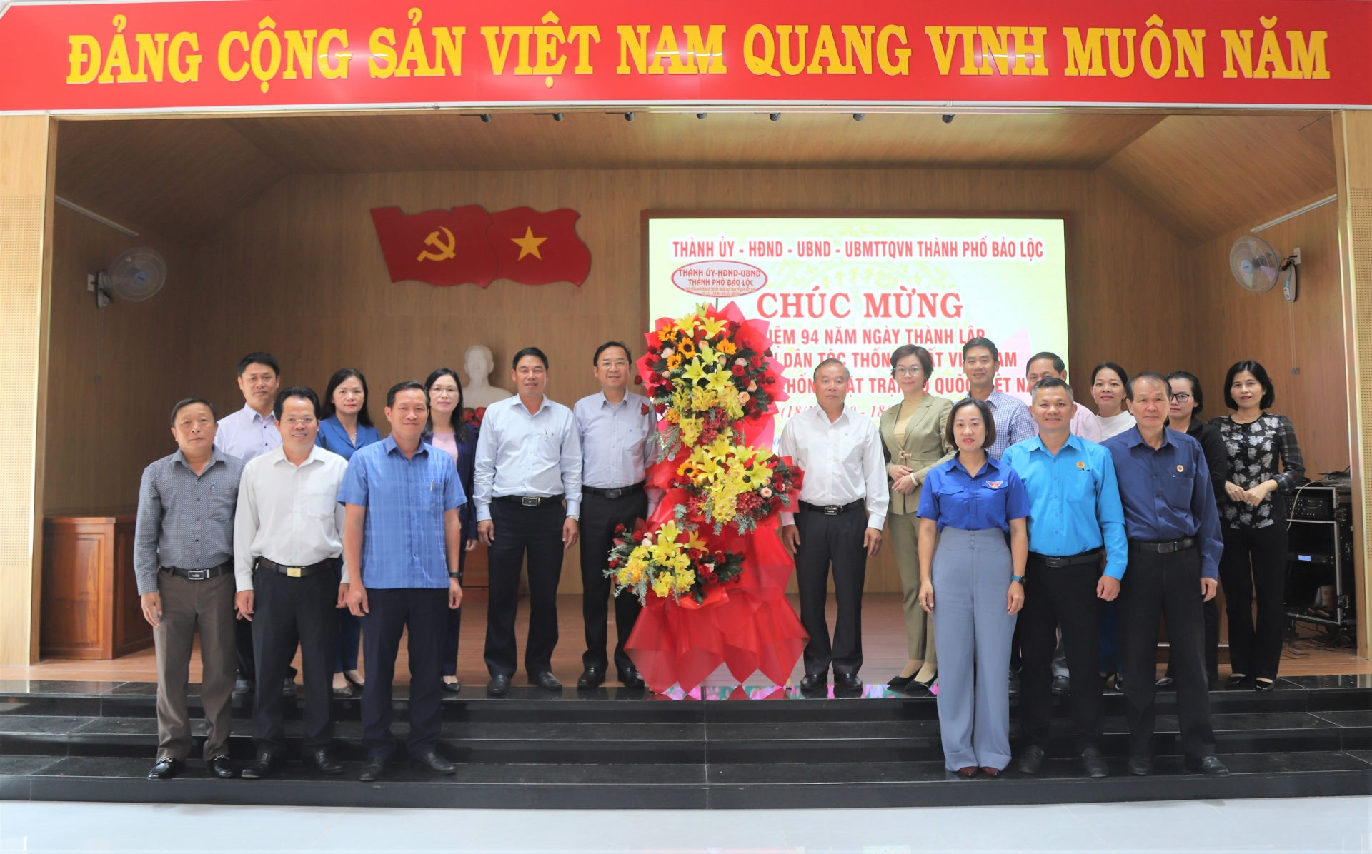 Các đồng chí Thường trực Thành ủy Bảo Lộc tặng hoa chúc mừng Mặt trận Tổ quốc và các đoàn thể thành phố nhân kỷ niệm 94 Ngày
