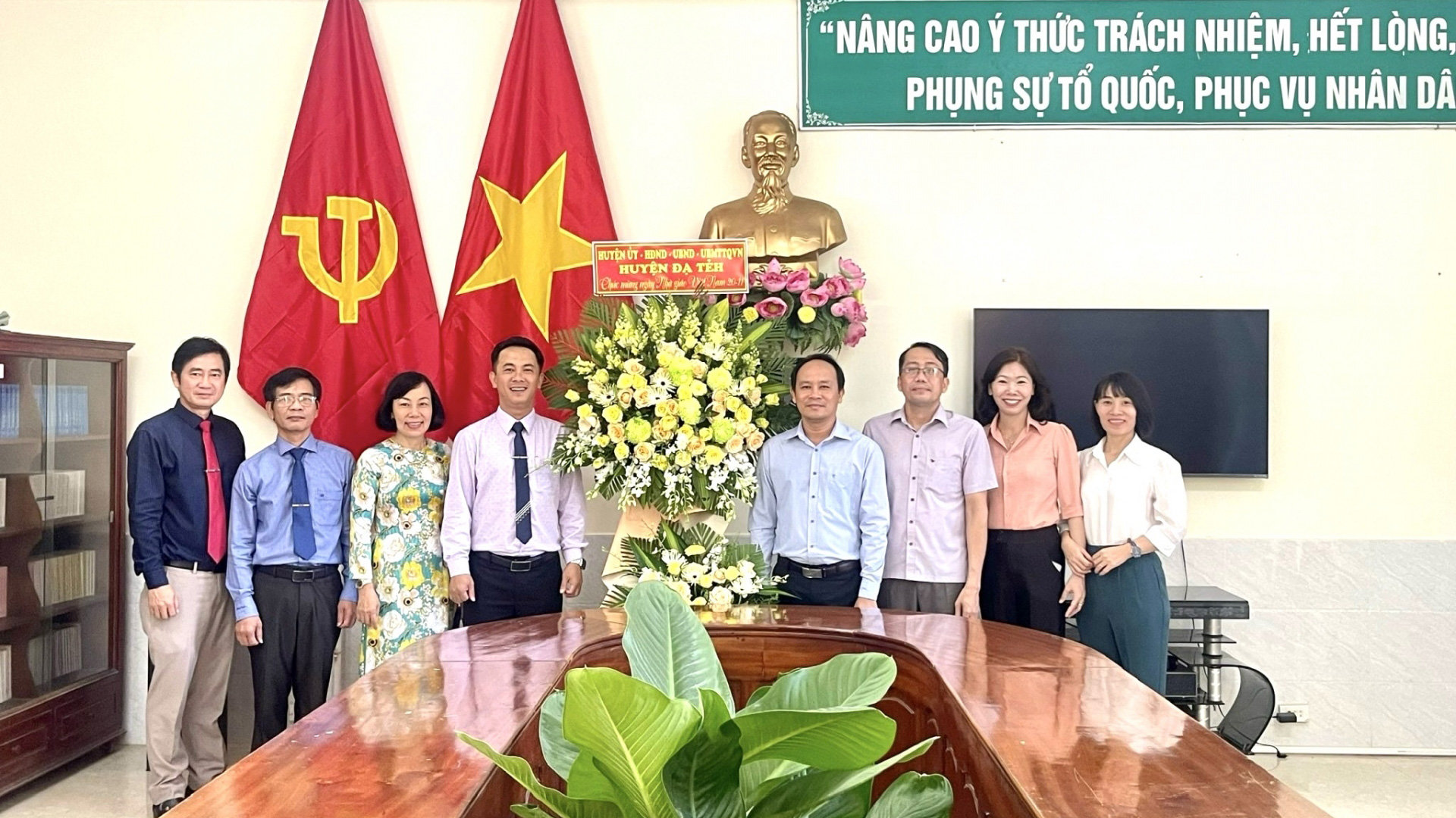 Lãnh đạo huyện Đạ Tẻh thăm, tặng hoa chúc mừng Trung tâm Chính trị huyện nhân dịp 20/11