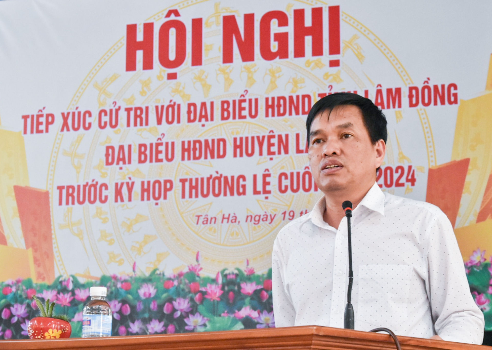 Đồng chí Nguyễn Văn Dậu - Phó Bí thư Huyện ủy, Chủ tịch UBND huyện Lâm Hà tiếp thu, giải trình các ý kiến tại thị trấn Đinh Văn 