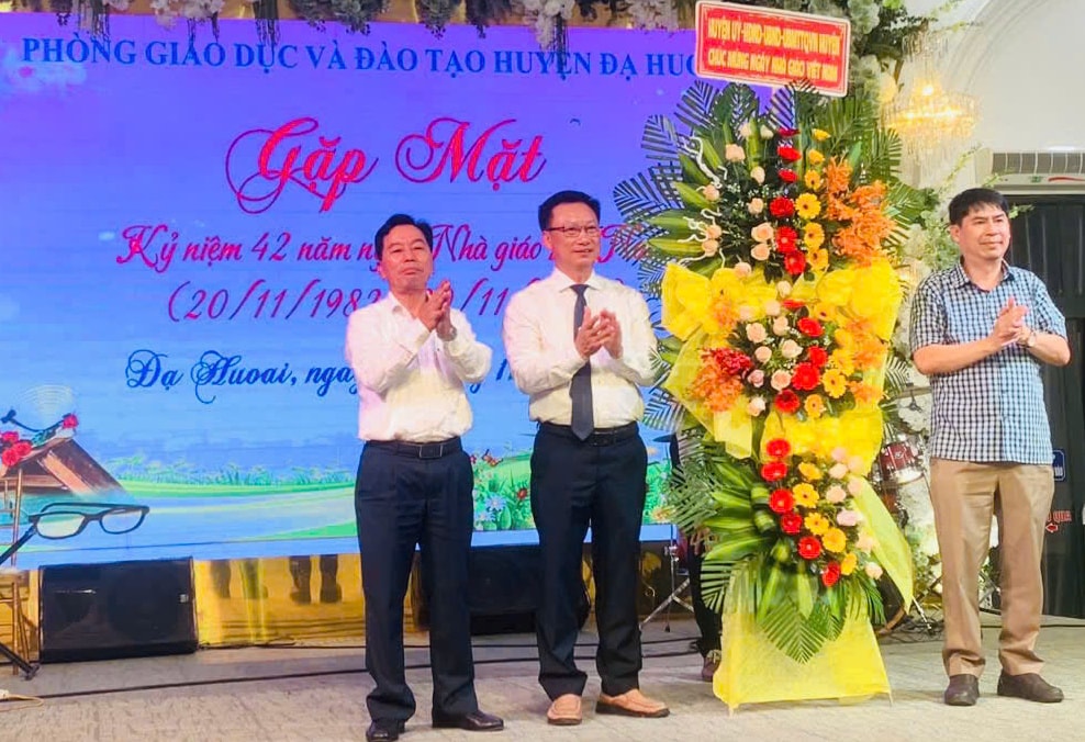 Lãnh đạo huyện Đạ Huoai thăm, chúc mừng ngày Nhà giáo Việt Nam 20 - 11