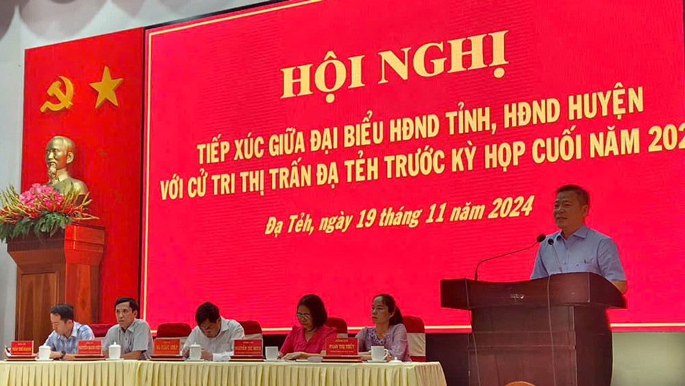 Chủ tịch UBND huyện Đạ Tẻh Tống Giang Nam phát biểu giải đáp các ý kiến mà cử tri thị trấn quan tâm