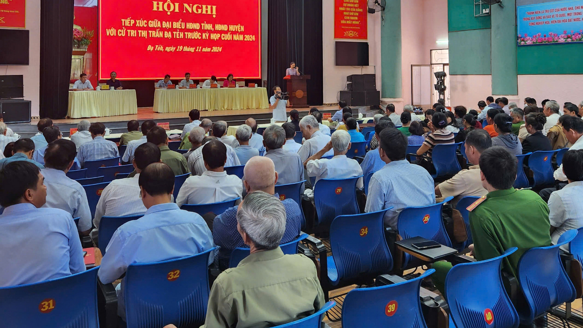Đông đảo cử tri thị trấn Đạ Tẻh tham gia buổi tiếp xúc cử tri