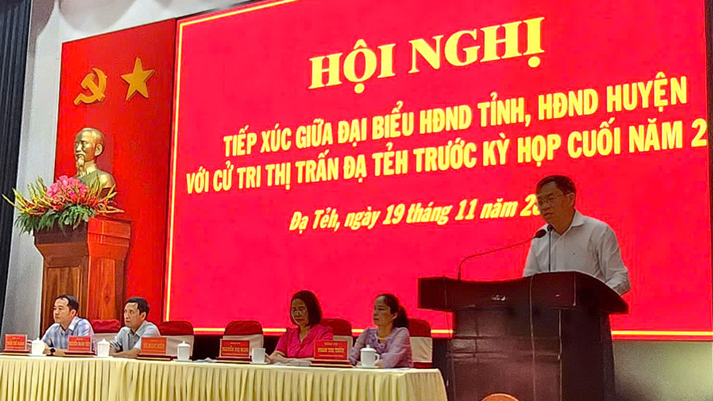 Phó Chủ tịch UBND tỉnh Lâm Đồng Võ Ngọc Hiệp phát biểu tại buổi tiếp xúc cử tri