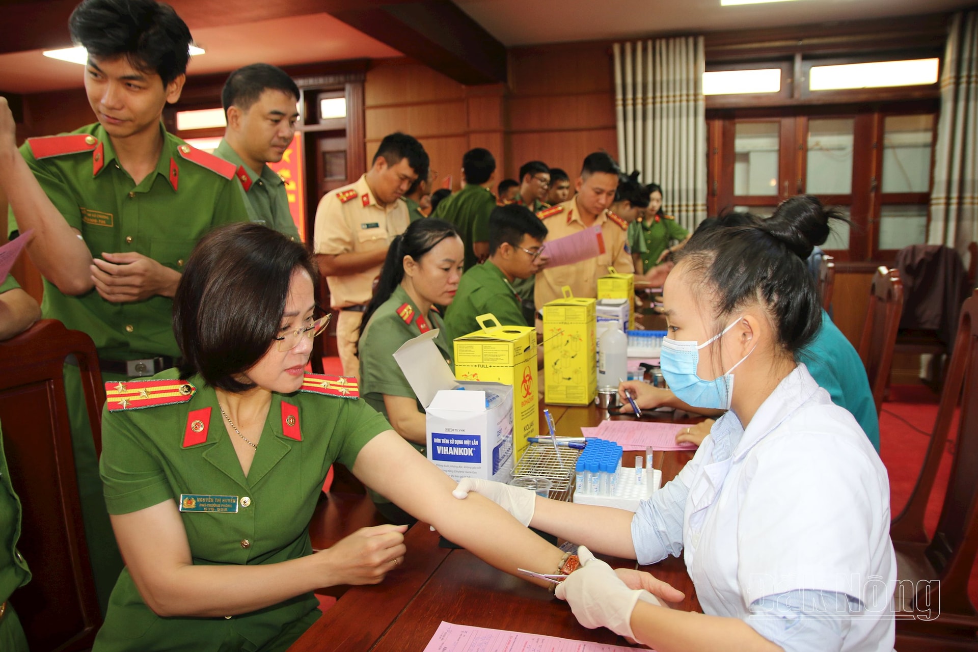 Cán bộ, chiến sĩ Công an toàn tỉnh Đắk Nông khám sàng lọc để hiến máu tình nguyện 