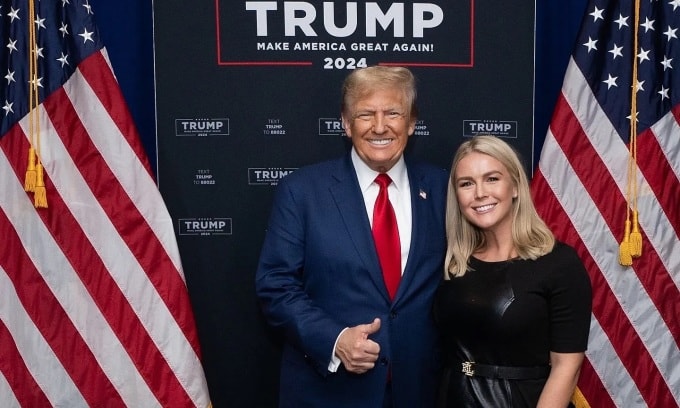 Karoline Leavitt đứng cạnh Tổng thống Donald Trump trong bức ảnh đăng hồi tháng 1 (Ảnh: Instagram/Karoline Leavitt)