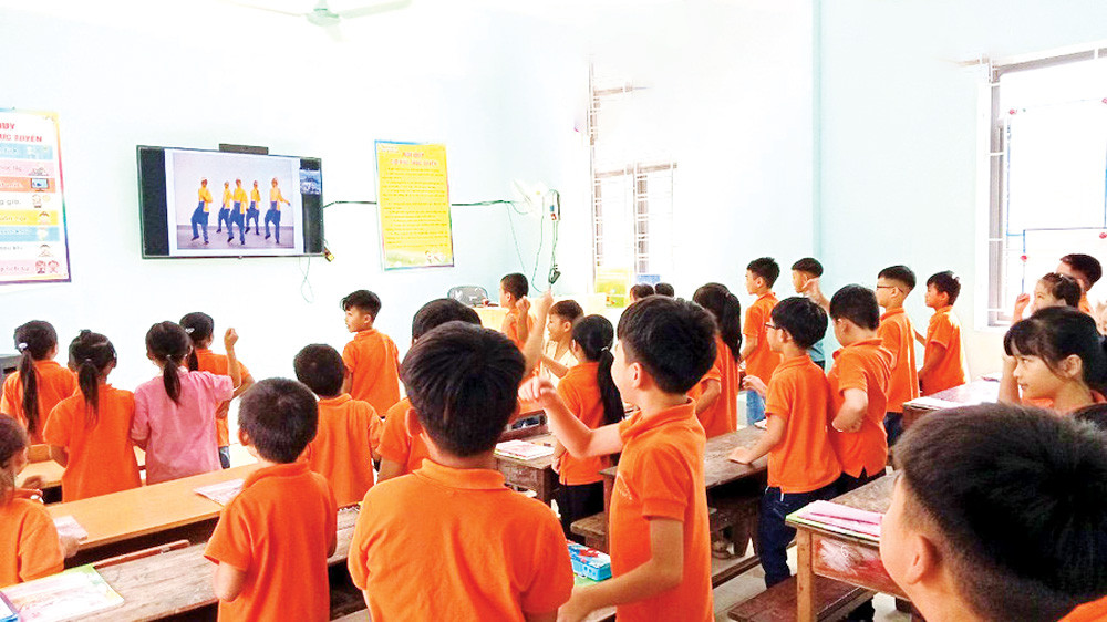 Các em học sinh ở “đầu cầu” Hà Giang