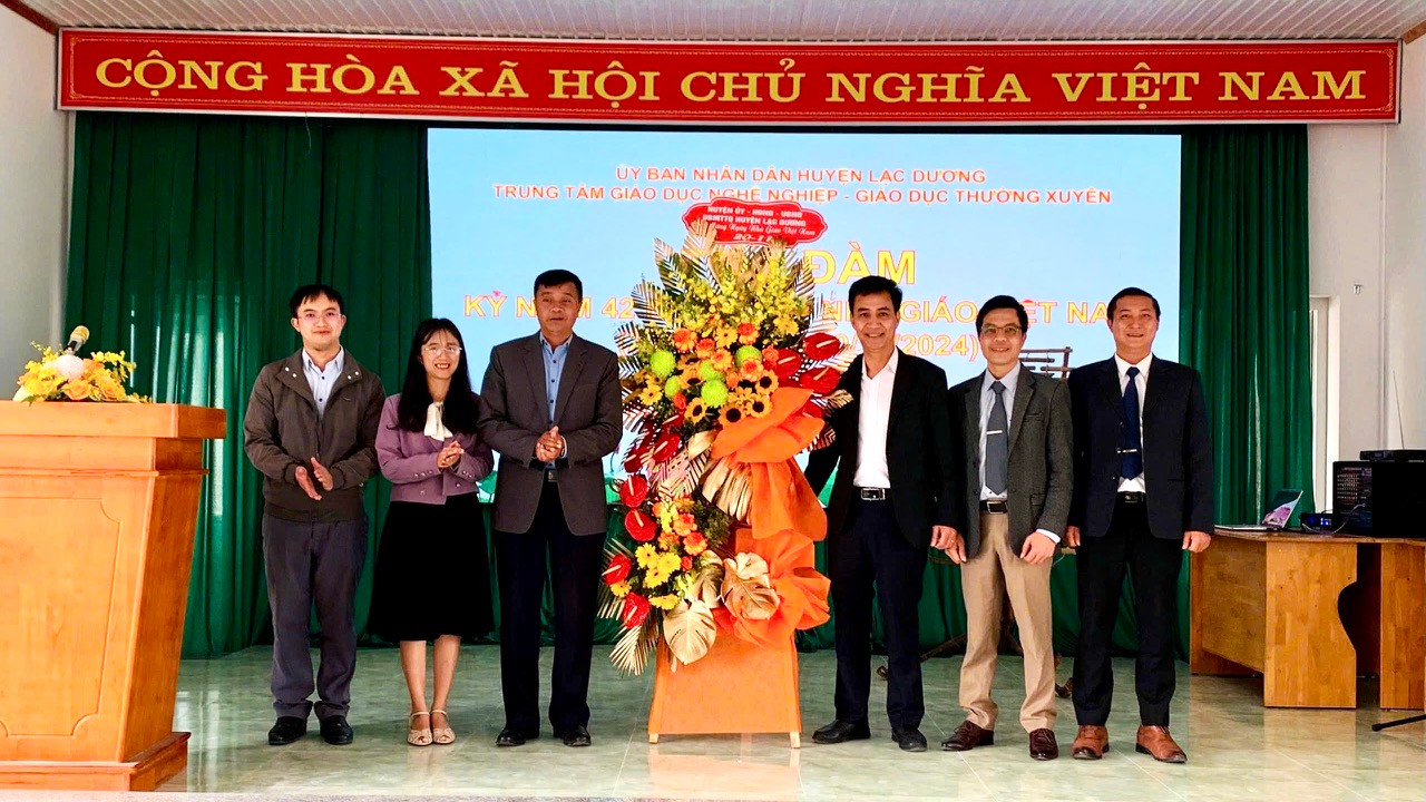 Phó Chủ tịch UBND huyện Lạc Dương Cil Poh tặng hoa chúc mừng cán bộ, giáo viên Trung tâm Giáo dục nghề nghiệp, giáo dục thường xuyên huyện