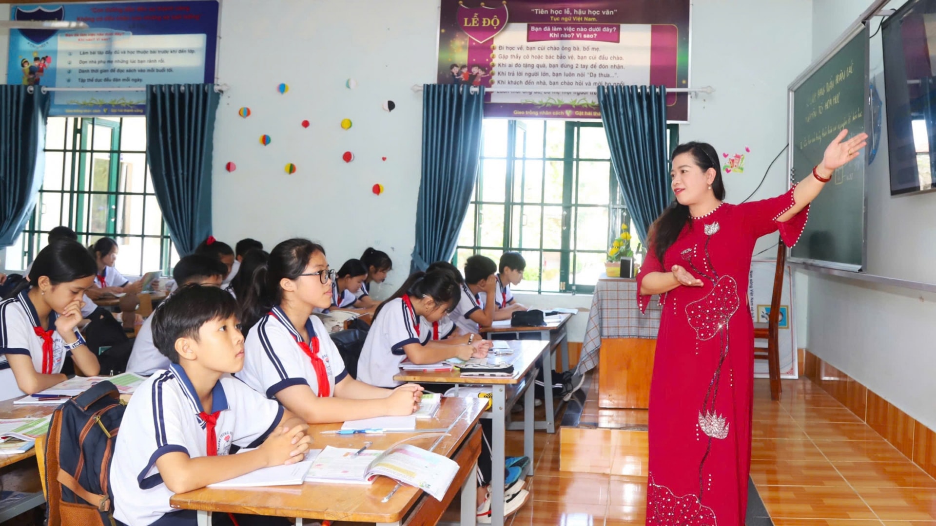 Cô giáo Nguyễn Thị Thu Huyền luôn hăng say, nhiệt huyết trong các giờ lên lớp