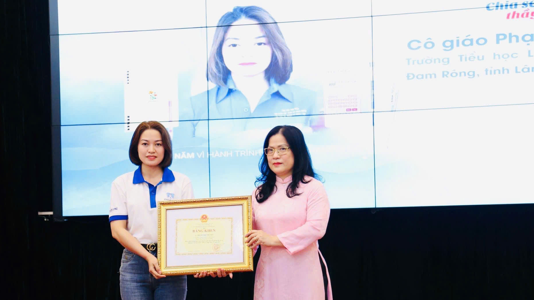Cô giáo Phạm Thị Thuyết (bên trái) nhận Bằng khen của Bộ Giáo dục và Đào tạo tại Chương trình “Chia sẻ cùng thầy cô” năm 2024