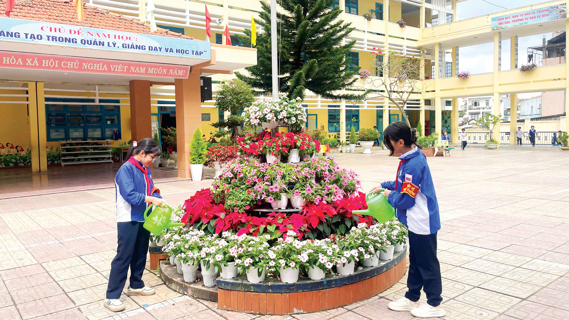 Học sinh Trường Tiểu học Nguyễn Trãi chăm sóc hoa trong khuôn viên trường