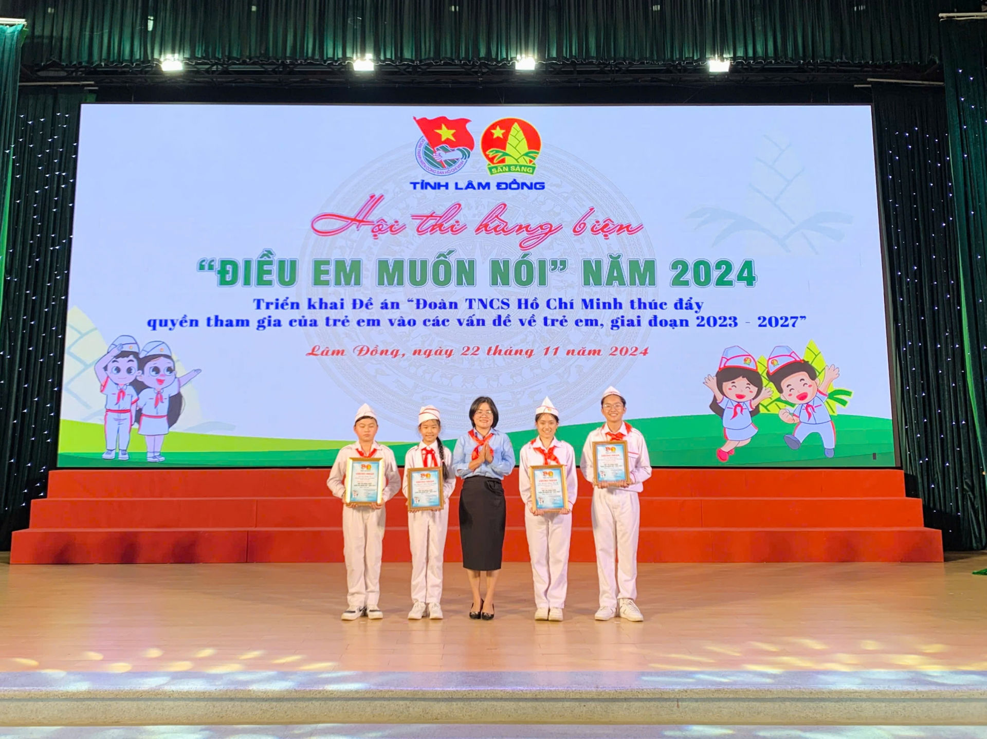 Chị Trịnh Thị Loan - Giám đốc Trung tâm Hoạt động Thanh thiếu nhi tỉnh Lâm Đồng trao giải cho các thí sinh đạt giải trong Hội thi hùng biện Điều em muốn nói
