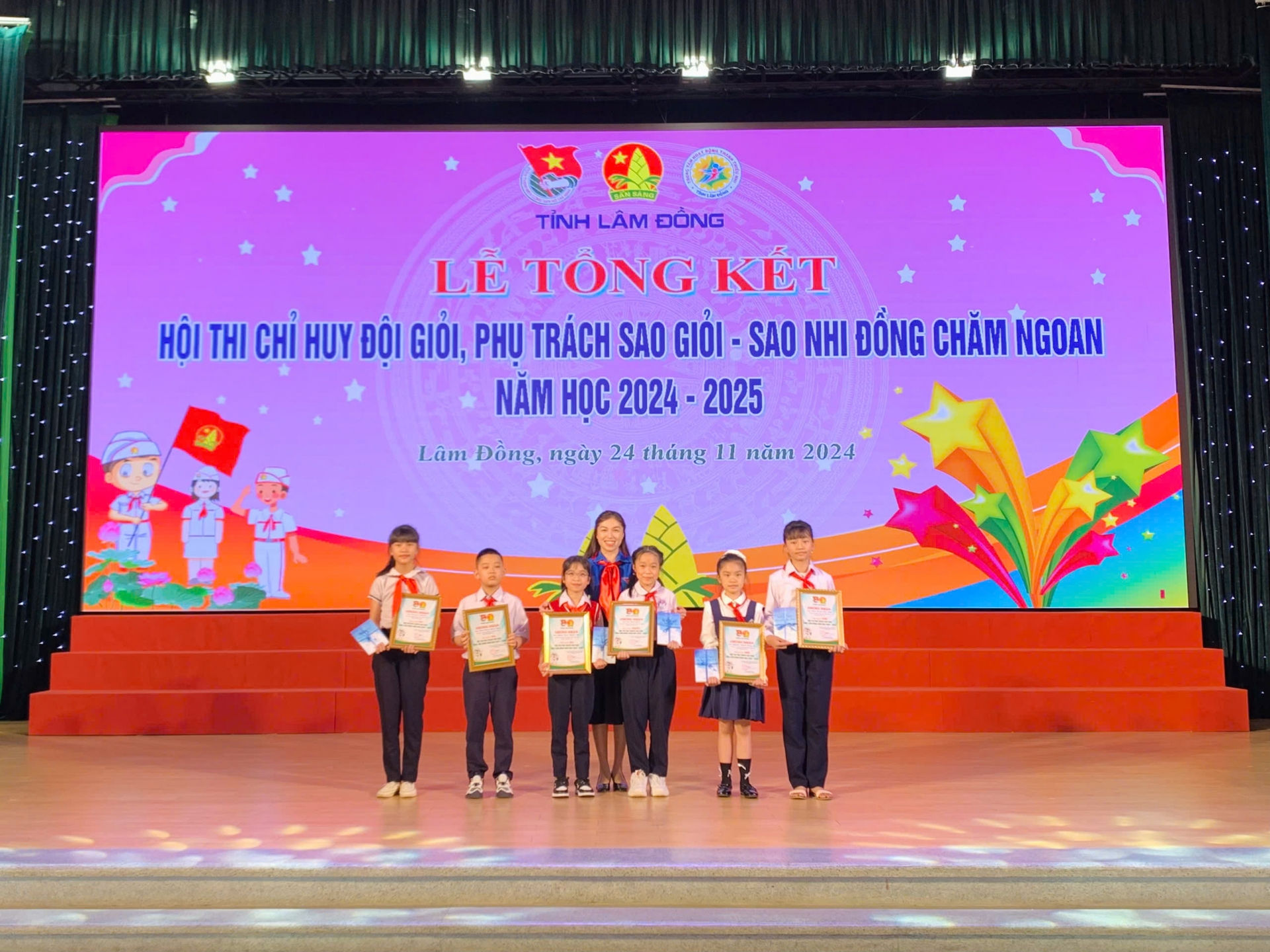 Ban tổ chức trao giải cho các thí sinh có sự thể hiện xuất sắc tại phần thi Phụ trách Sao giỏi - Sao Nhi đồng chăm ngoan.