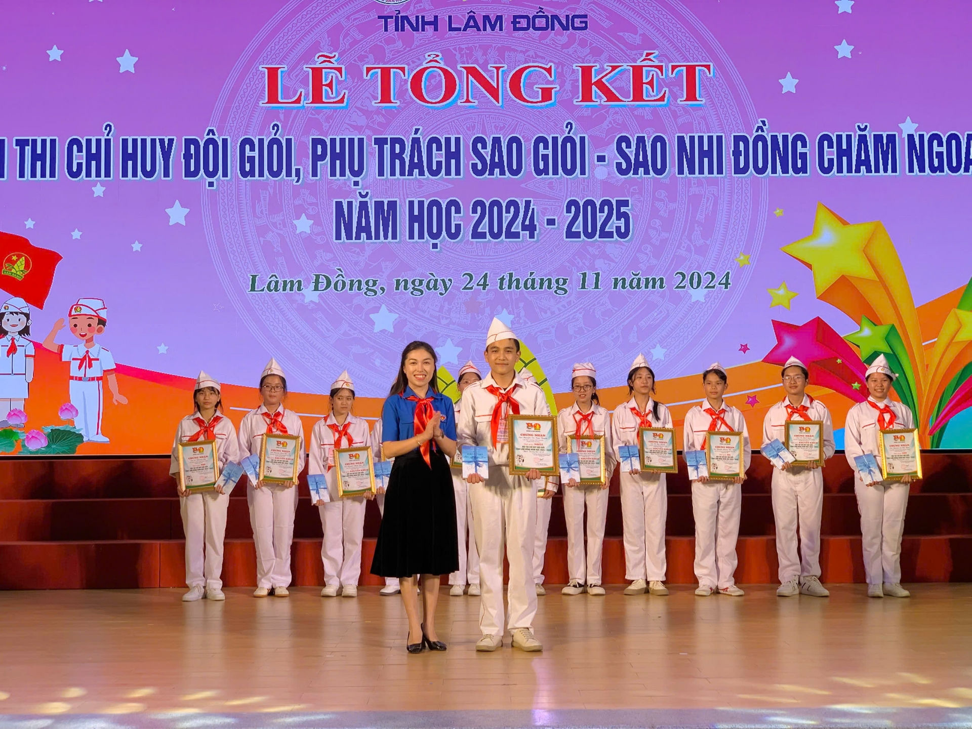 Ban tổ chức trao giải cho các đội viên có sự thể hiện xuất sắc tại phần thi Chỉ huy Đội giỏi