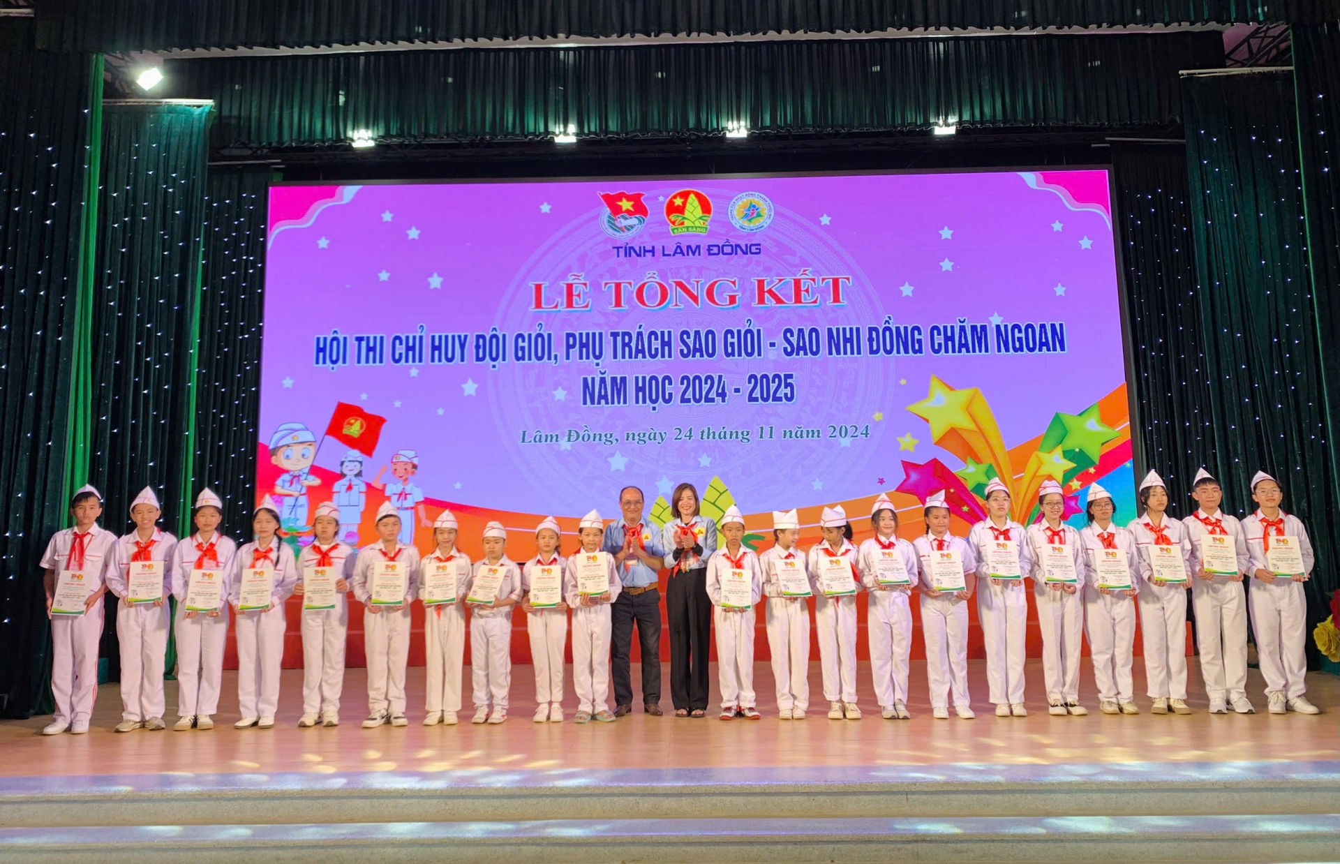 Ban tổ chức đã trao Giấy chứng nhận cho 83 đội viên đủ điều kiện và tiêu chuẩn đạt danh hiệu Chỉ huy Đội giỏi, Phụ trách Sao giỏi - Sao Nhi đồng chăm ngoan
