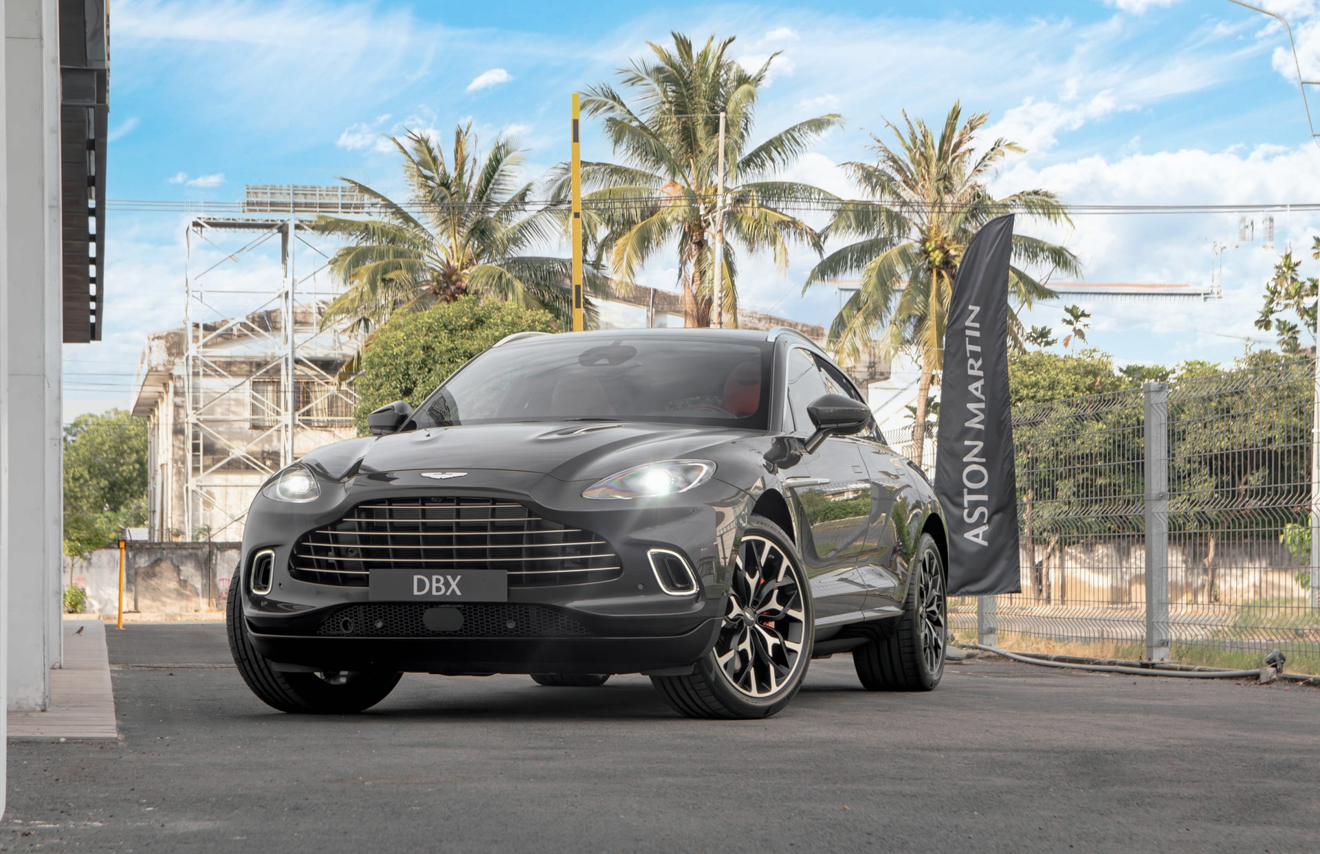 Aston Martin DBX 2023 2