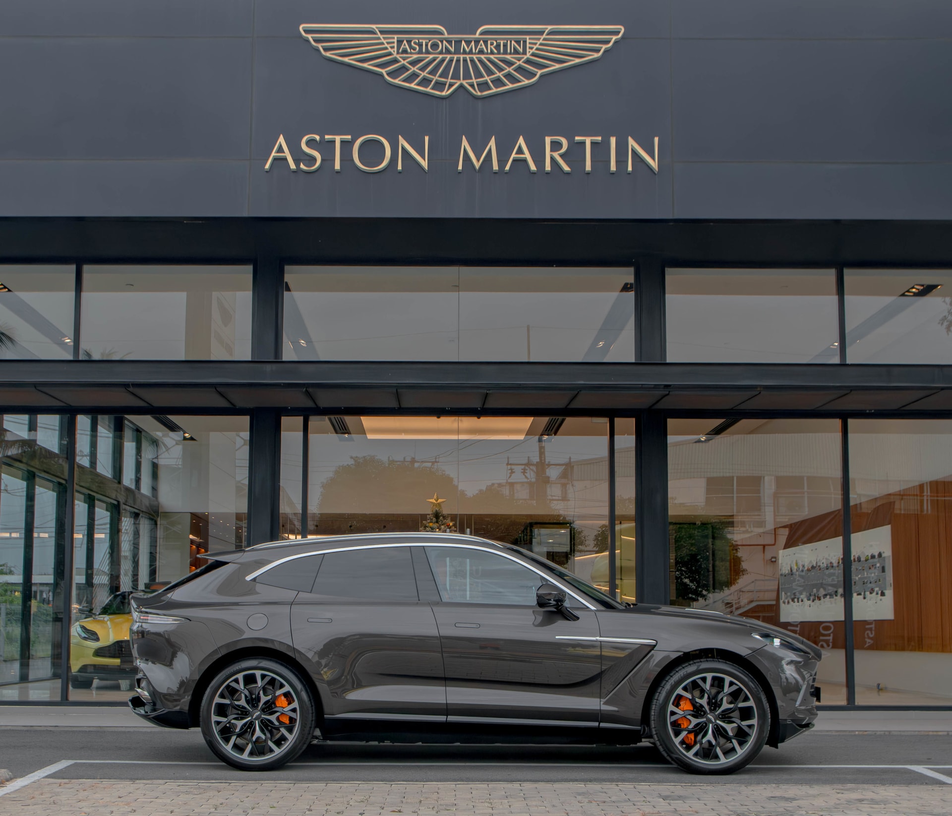 Aston Martin DBX 2023 4