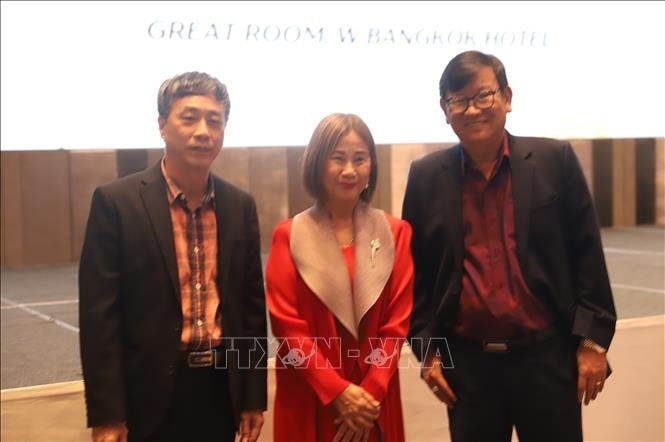 Nhà văn Nguyễn Bình Phương (trái) và nhà văn Nguyễn Một (phải) với Chủ tịch Hội nhà văn Thái Lan (ẢNh: TTXVN)