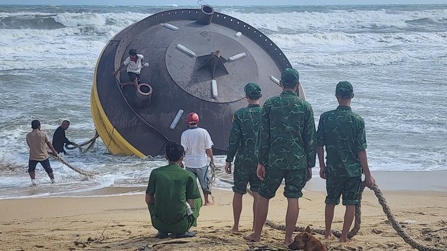 Vật thể lạ đường kính 4m, cao 5m có dòng chữ nước ngoài trôi dạt vào bờ biển Quảng Ngãi ảnh 1