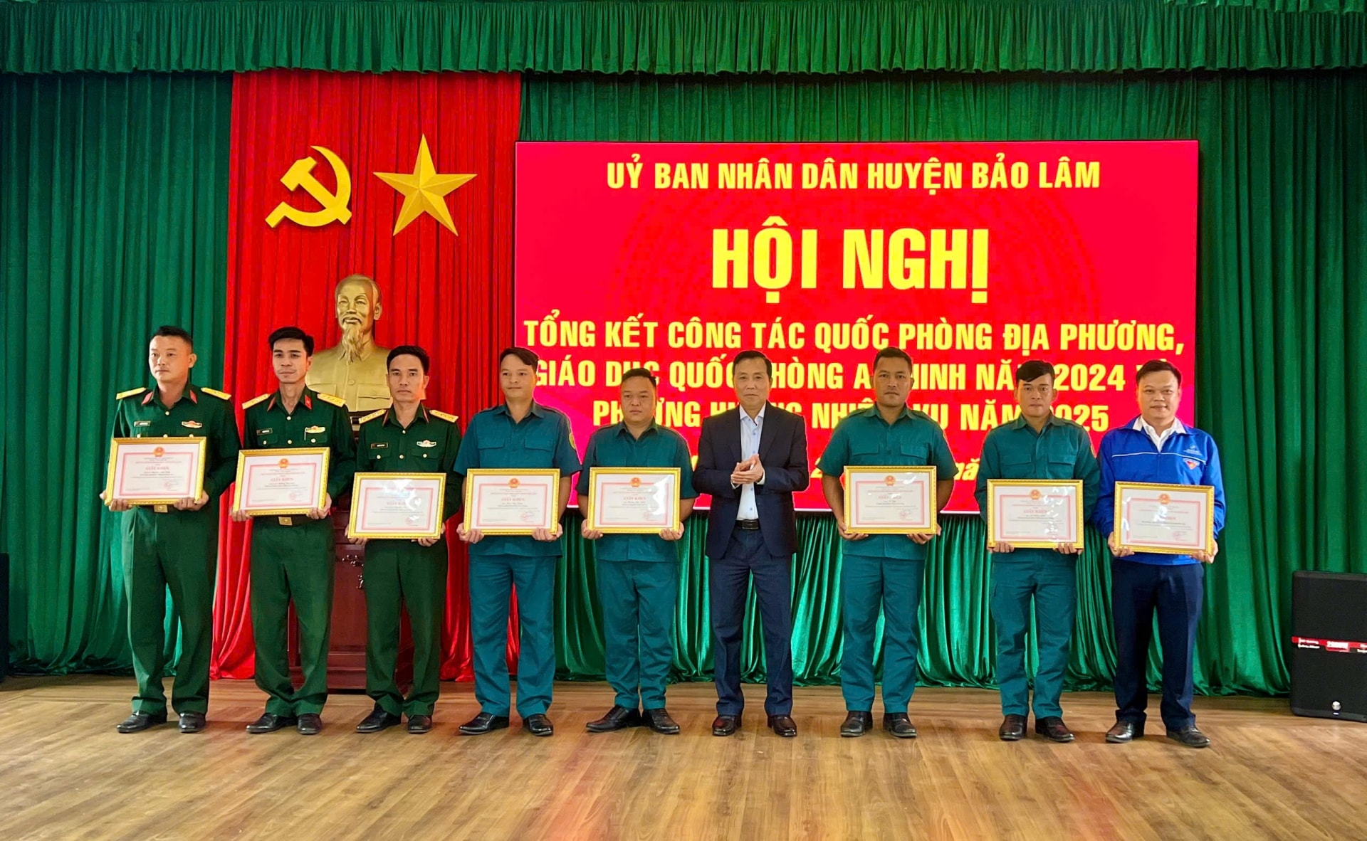 Các cá nhân đạt thành tích xuất sắc nhận khen thưởng