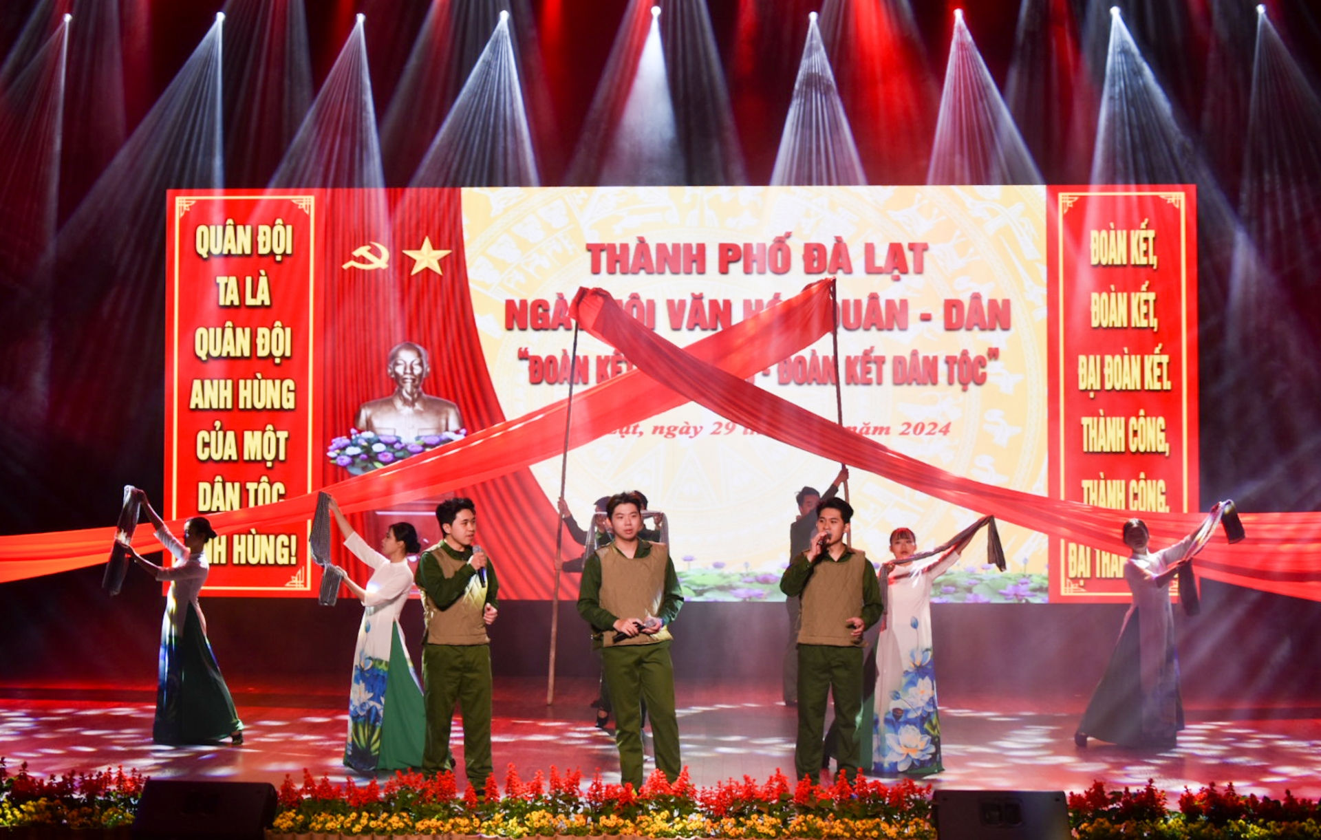 Tiết mục thể hiện tình yêu quê hương đất nước, hào hùng Quân đội Nhân dân Việt Nam