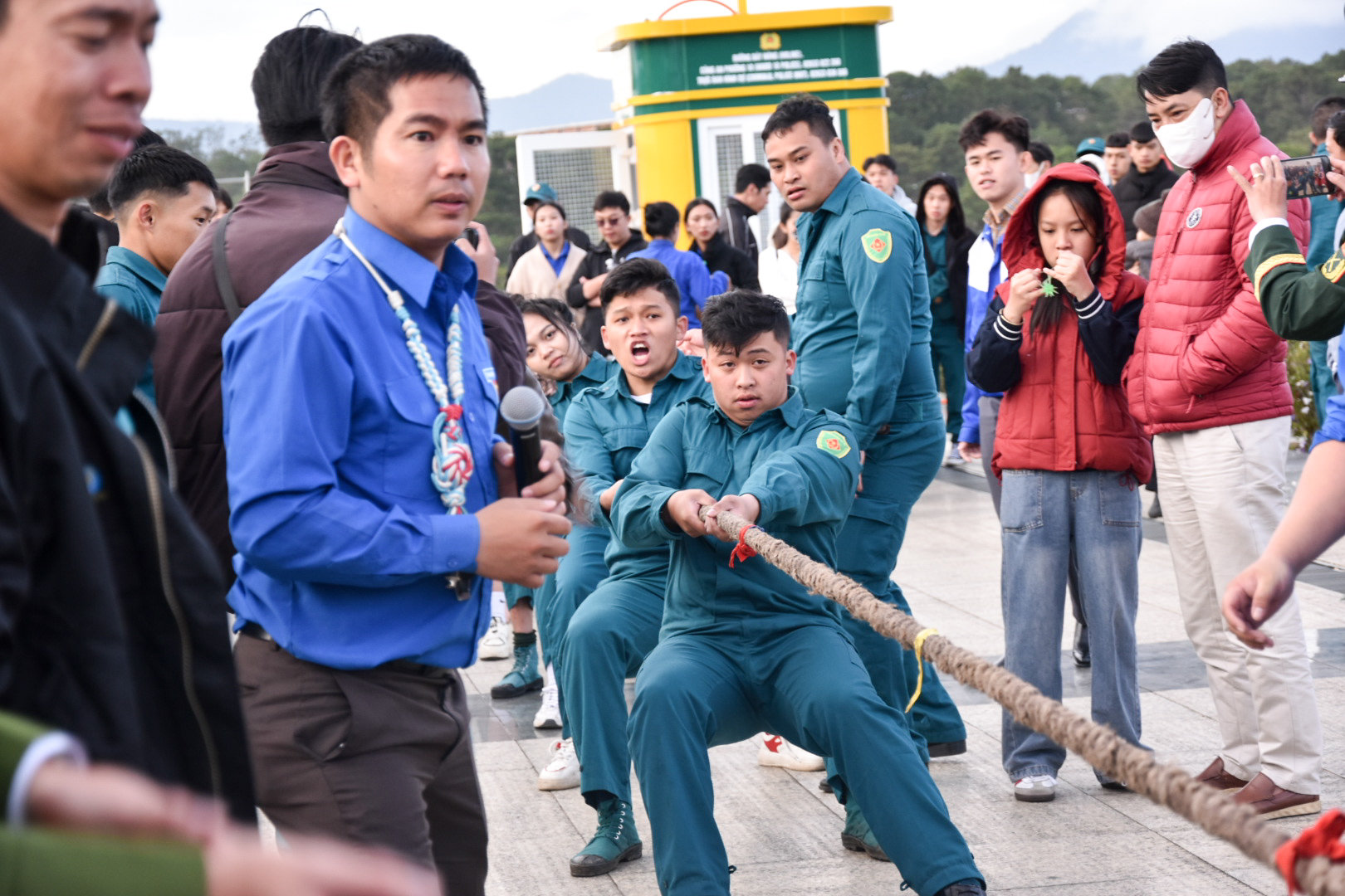Sôi nổi hội thi kéo co 
