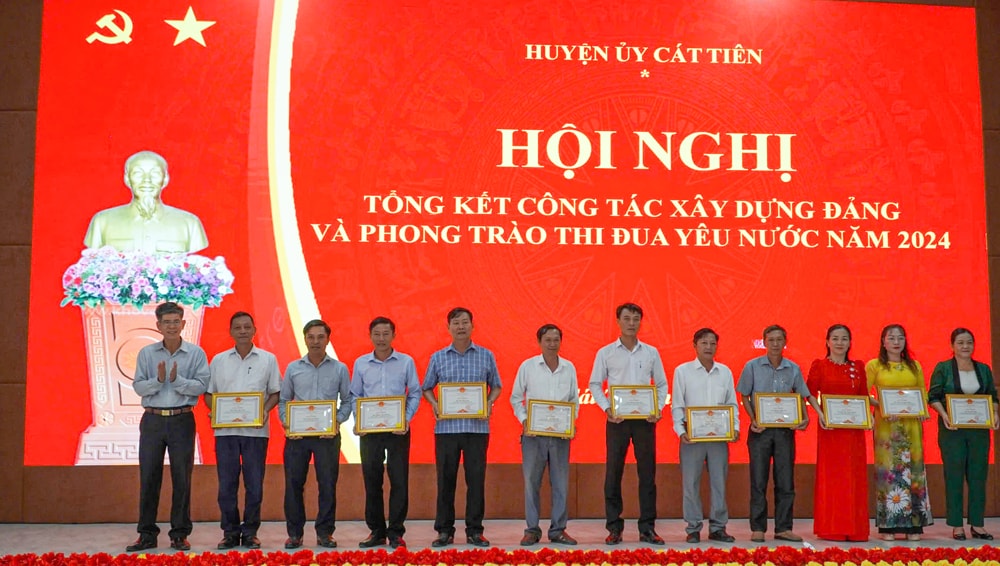 Đồng chí Nguyễn Văn Thanh - Chủ tịch Ủy ban MTTQ Việt Nam huyện Cát Tiên khen thưởng cho các cá nhân