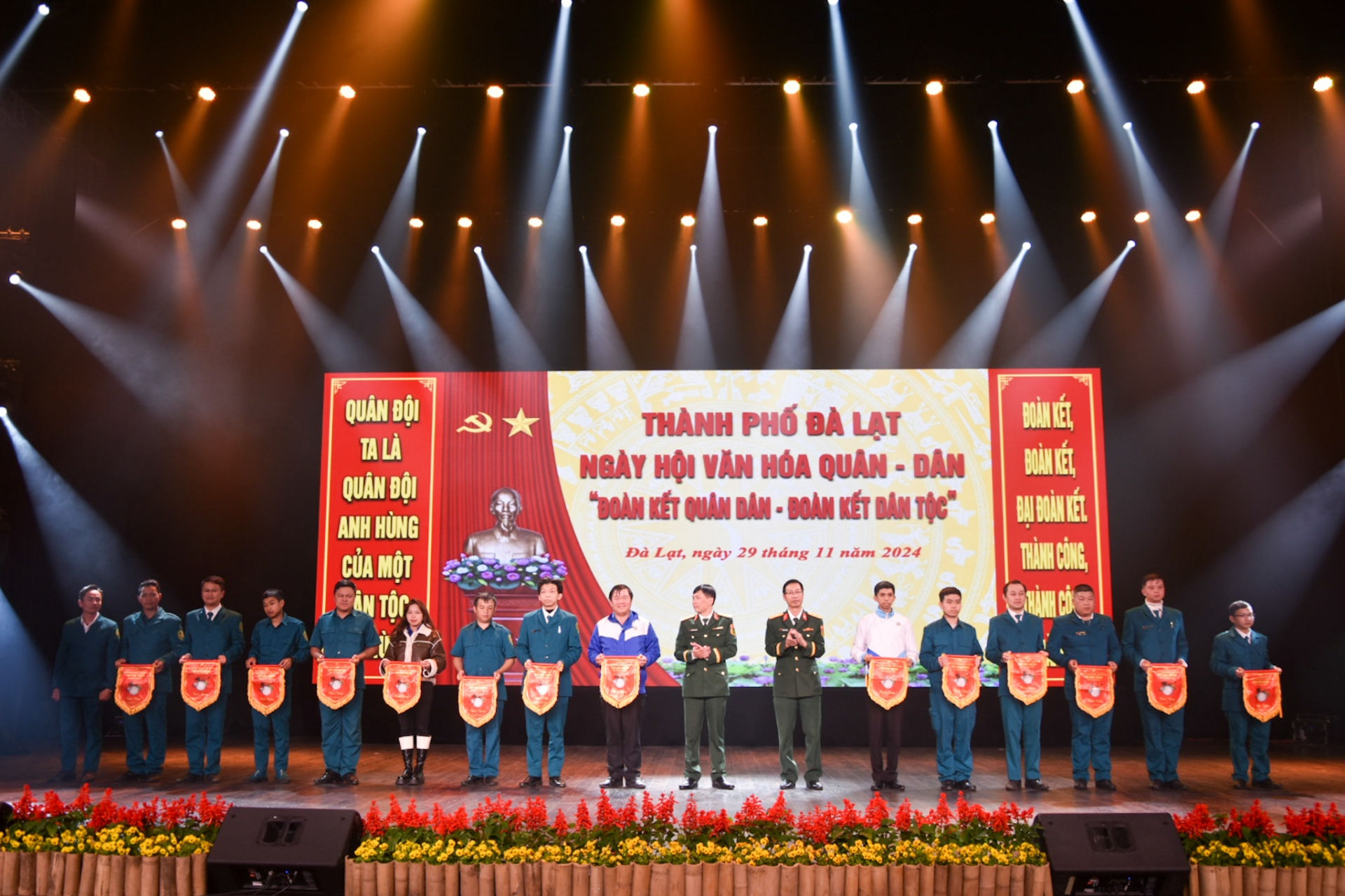Ban tổ chức trao cờ lưu niệm cho các đơn vị tham gia Hội thi văn nghệ 
