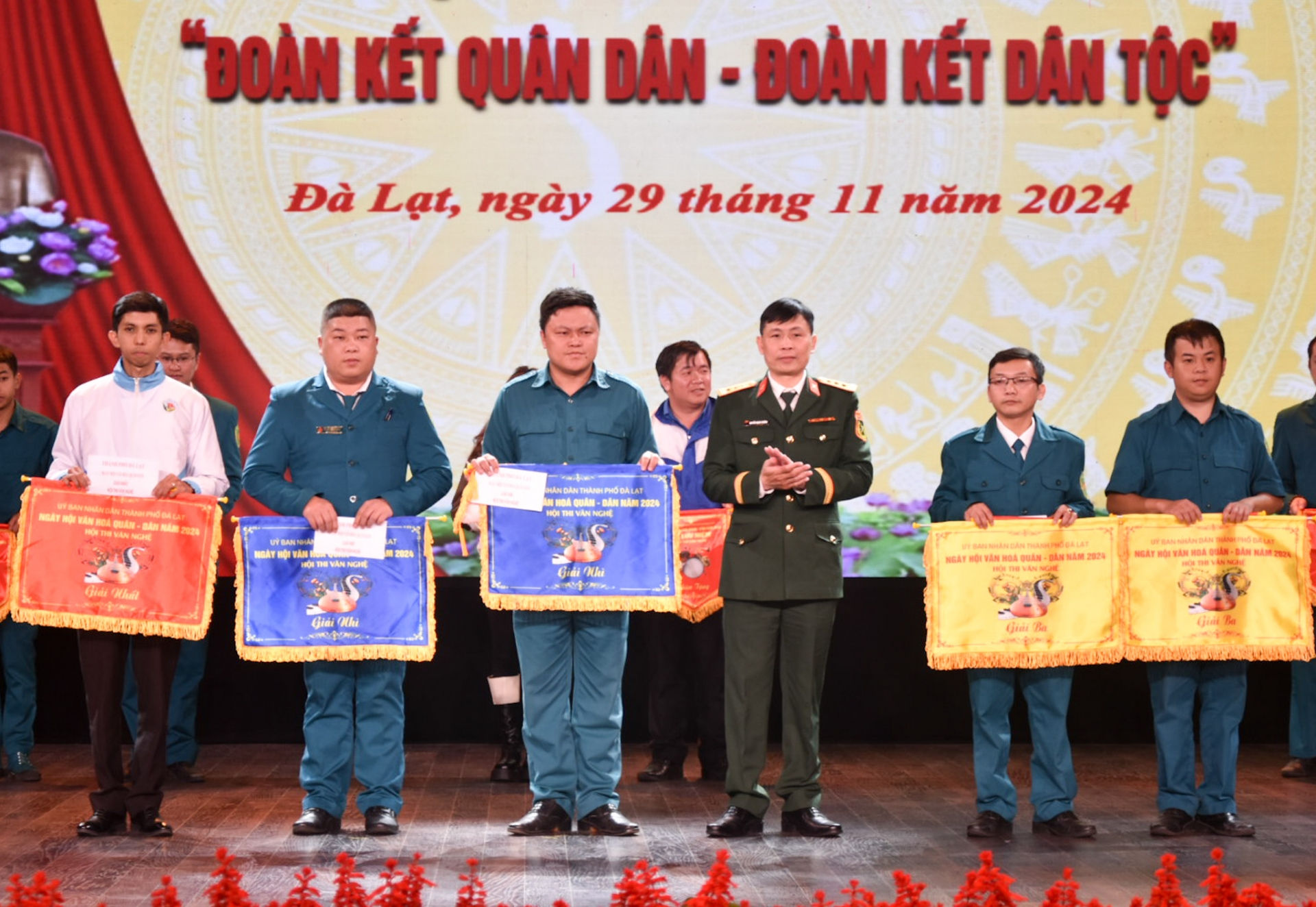 Trao giải cho các đội đạt giải nhất, nhì, ba tại Hội thi văn nghệ 