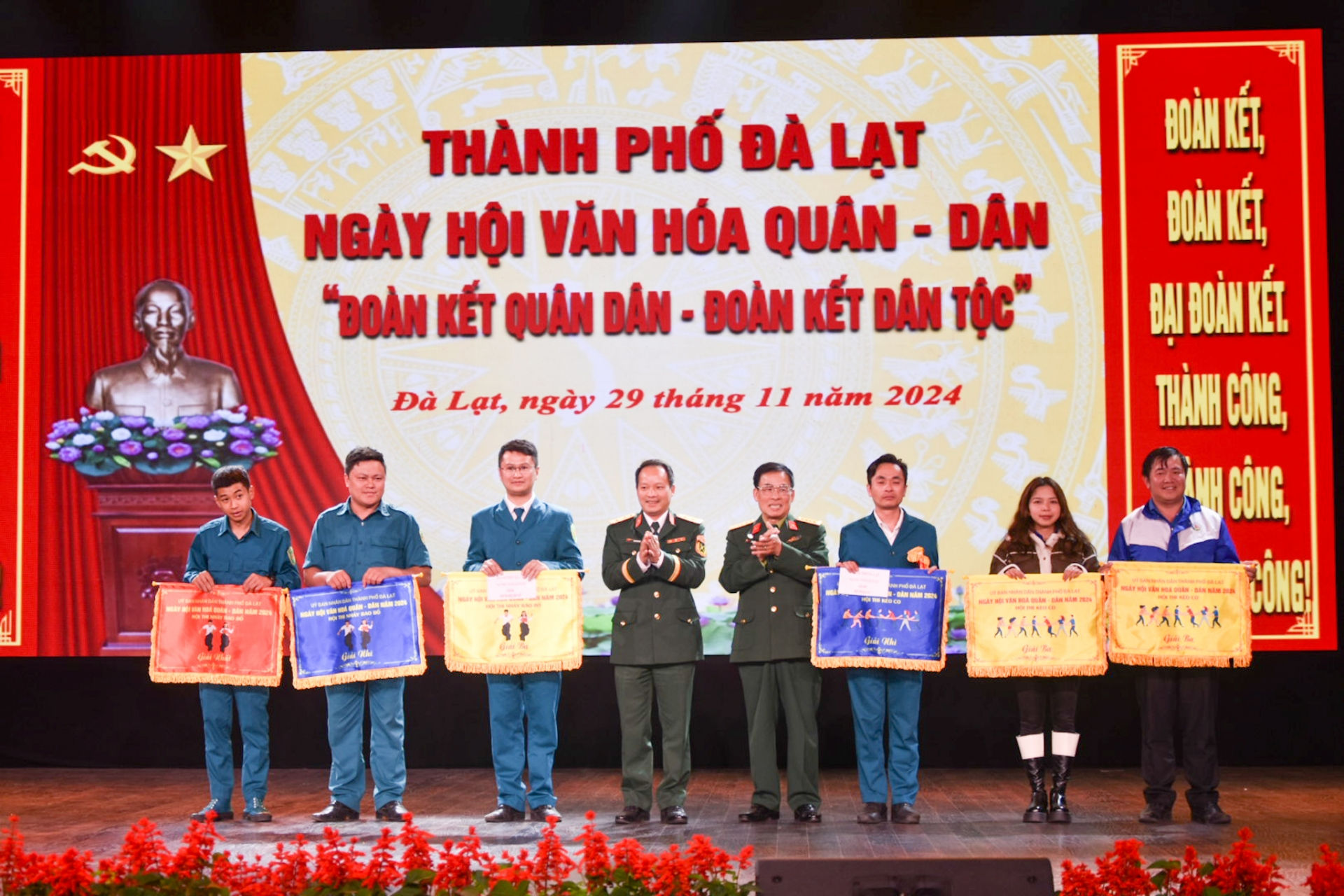Trao giải cho các đội thi đạt giải các trò chơi dân gian 