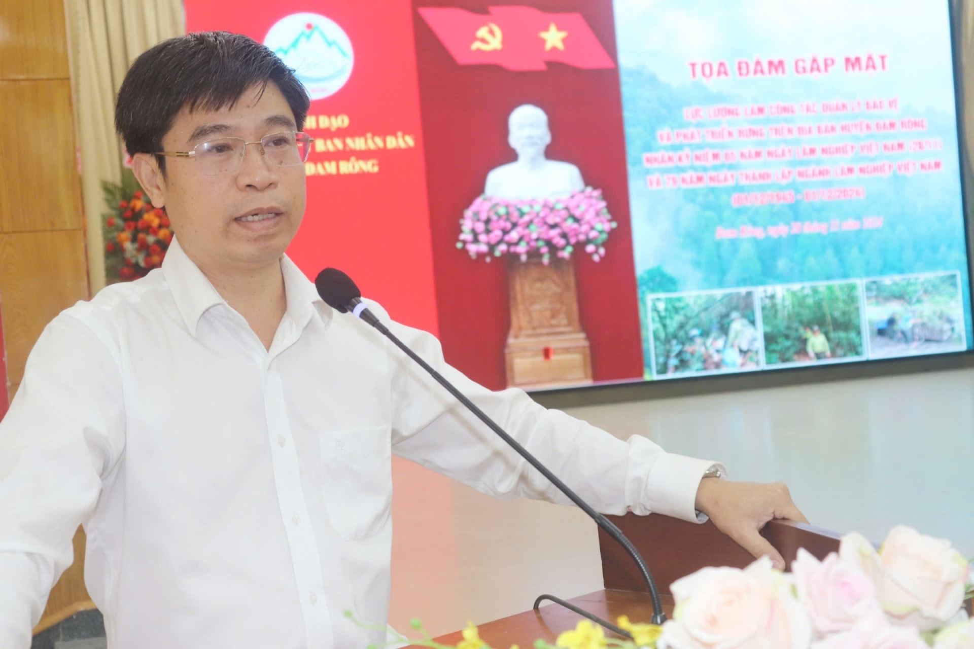 Đồng chí Bí thư Huyện ủy Nguyễn Văn Châu phát biểu tại buổi tọa đàm