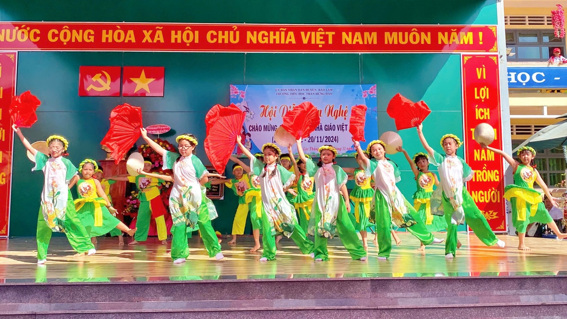 Học sinh Trường Tiểu học Trần Hưng Đạo biểu diễn văn nghệnhân Ngày Nhà giáo Việt Nam 20/11