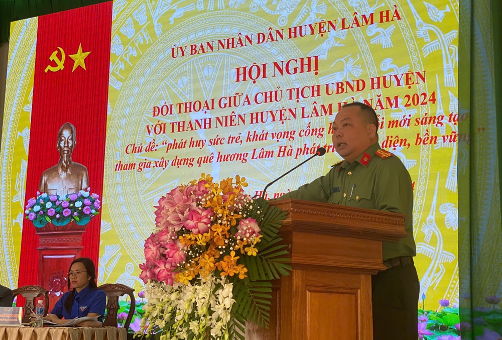 Đại diện Công an huyện Lâm Hà trả lời các câu hỏi liên quan