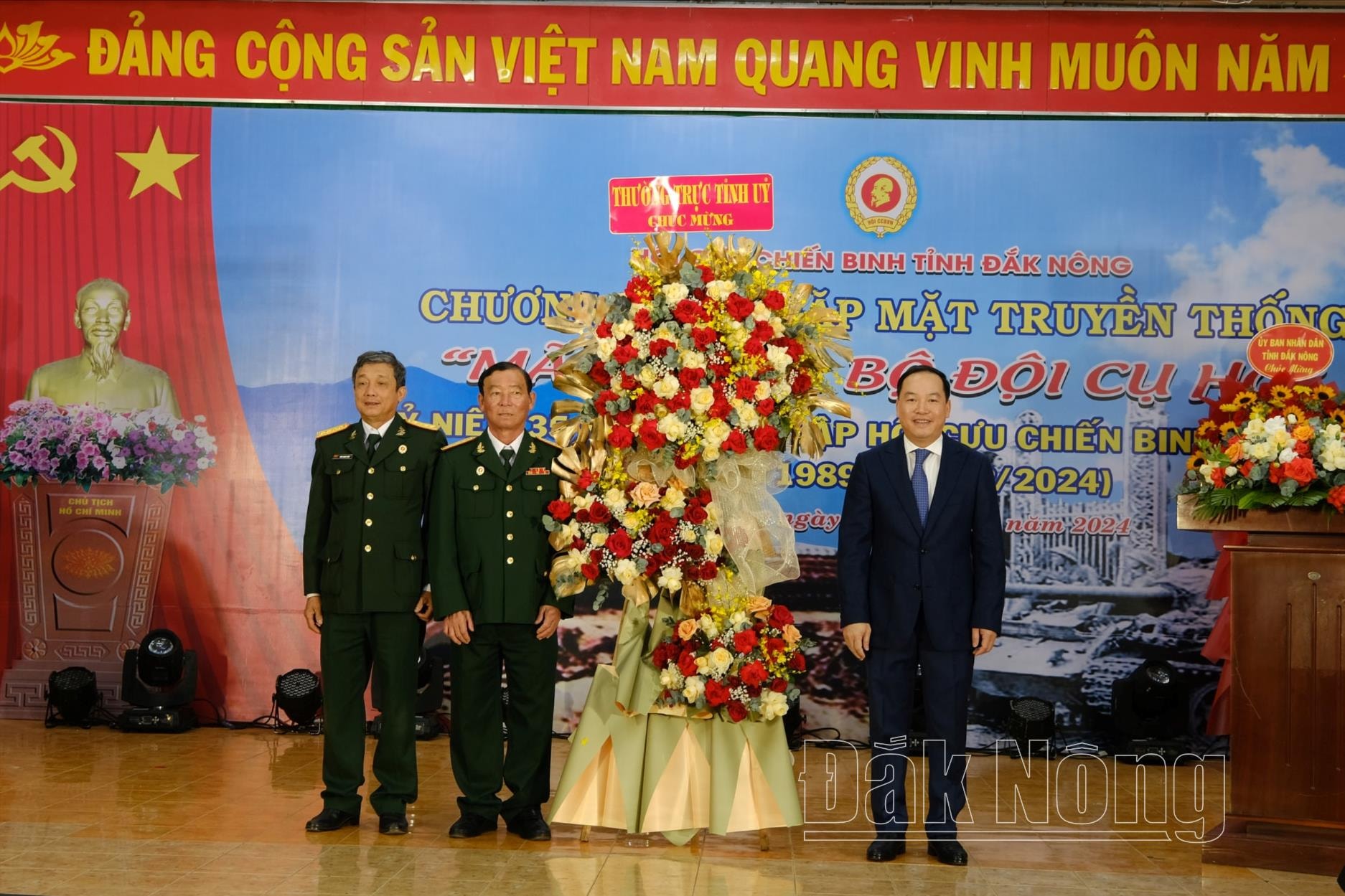 Đồng chí Hồ Xuân Trường, Phó Bí thư Tỉnh ủy tặng hoa, chúc mừng Hội CCB tỉnh Đắk Nông nhân dịp kỷ niệm 35 năm Ngày thành lập Hội CCB Việt Nam