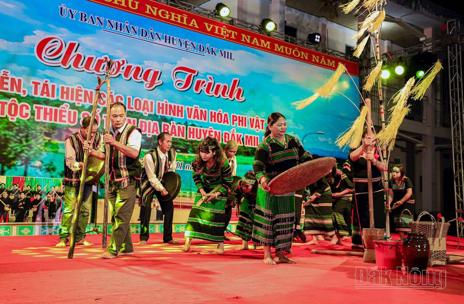 Tiết mục trình diễn cồng chiêng, múa bài giã gạo của người M’nông xã Đức Minh, huyện Đắk Mil