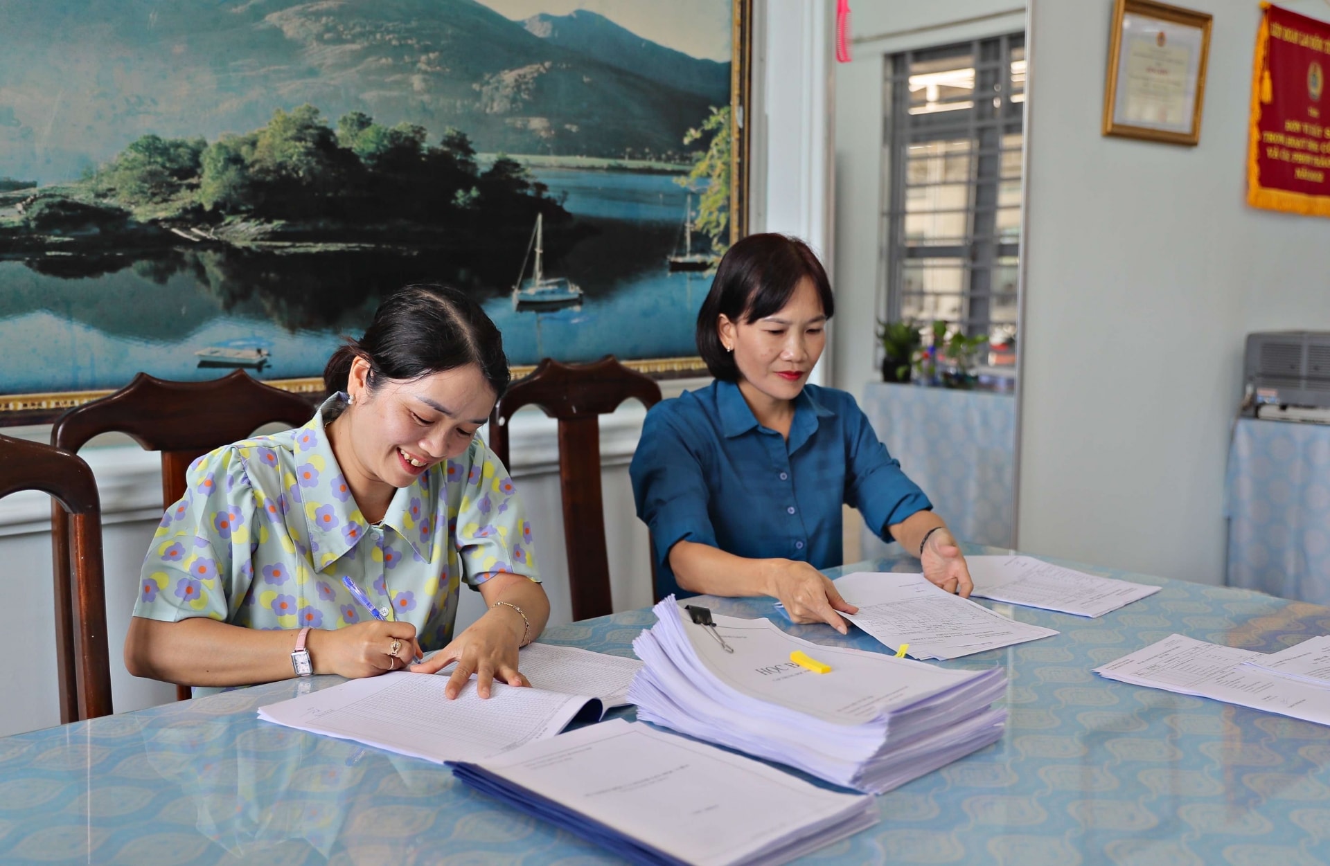 Cán bộ, công chức, viên chức 3 huyện Đạ Thể, Cát Tiên, Đạ Huoai sau khi được sắp xếp về nơi làm việc mới thuộc huyện Đạ Huoai mới (thị trấn Đạ Tẻh) đã bắt tay ngay vào công việc, sẵn sàng đáp ứng các nhiệm vụ của địa phương trong thời gian đầu sáp nhập