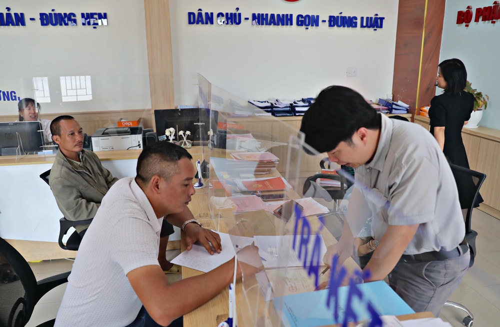 Người dân đến giải quyết thủ tục hành chính tại Bộ phận một cửa UBND huyện Đạ Tẻh trong ngày 30/11