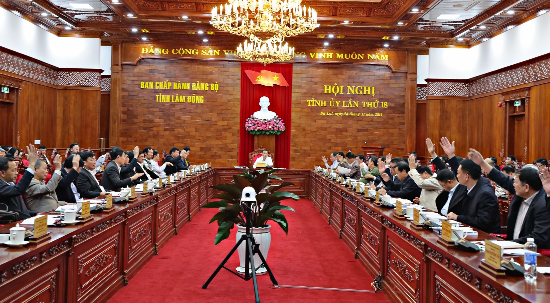 Tại Hội nghị Tỉnh uỷ Lâm Đồng lần thứ 18 (họp ngày 24/11), 100% các đại biểu đã thống nhất với nội dung Đề án thành lập Đảng bộ huyện Đạ Huoai (mới).