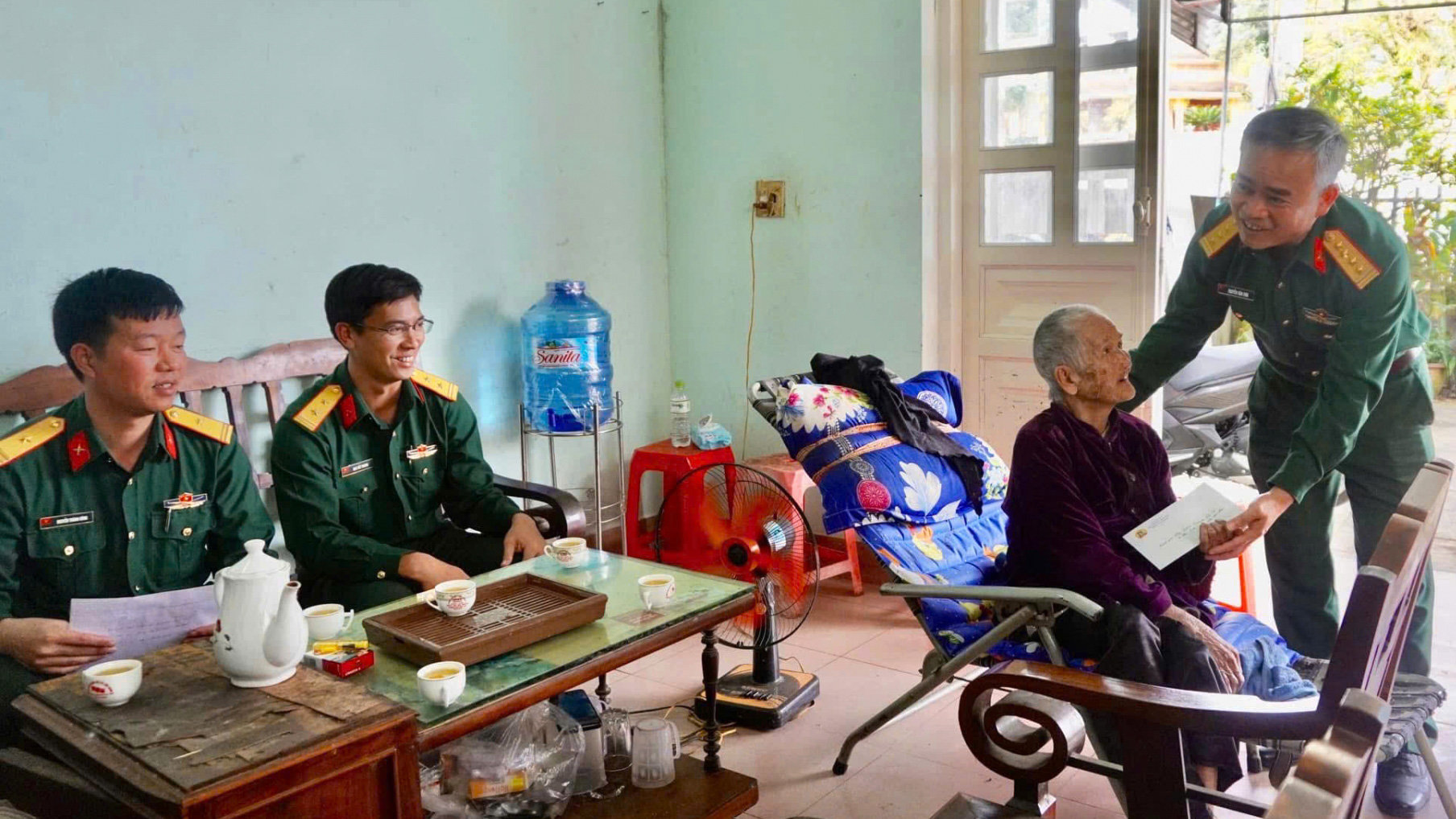 Đại tá Nguyễn Văn Sơn - Chính ủy Bộ Chỉ huy Quân sự tỉnh thăm hỏi động viên và tặng quà Mẹ Việt Nam anh hùng Nguyễn Thị Có