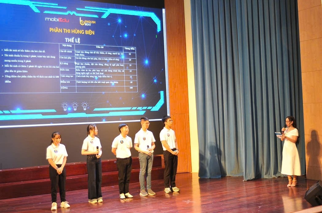 Các thí sinh thể hiện phần thi hùng biện