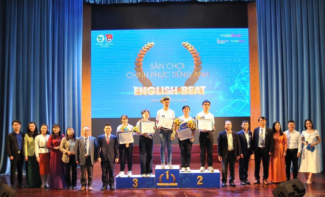 Trao giải cho các thí sinh